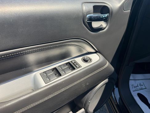Used 2016 Jeep Compass Latitude FWD image 17