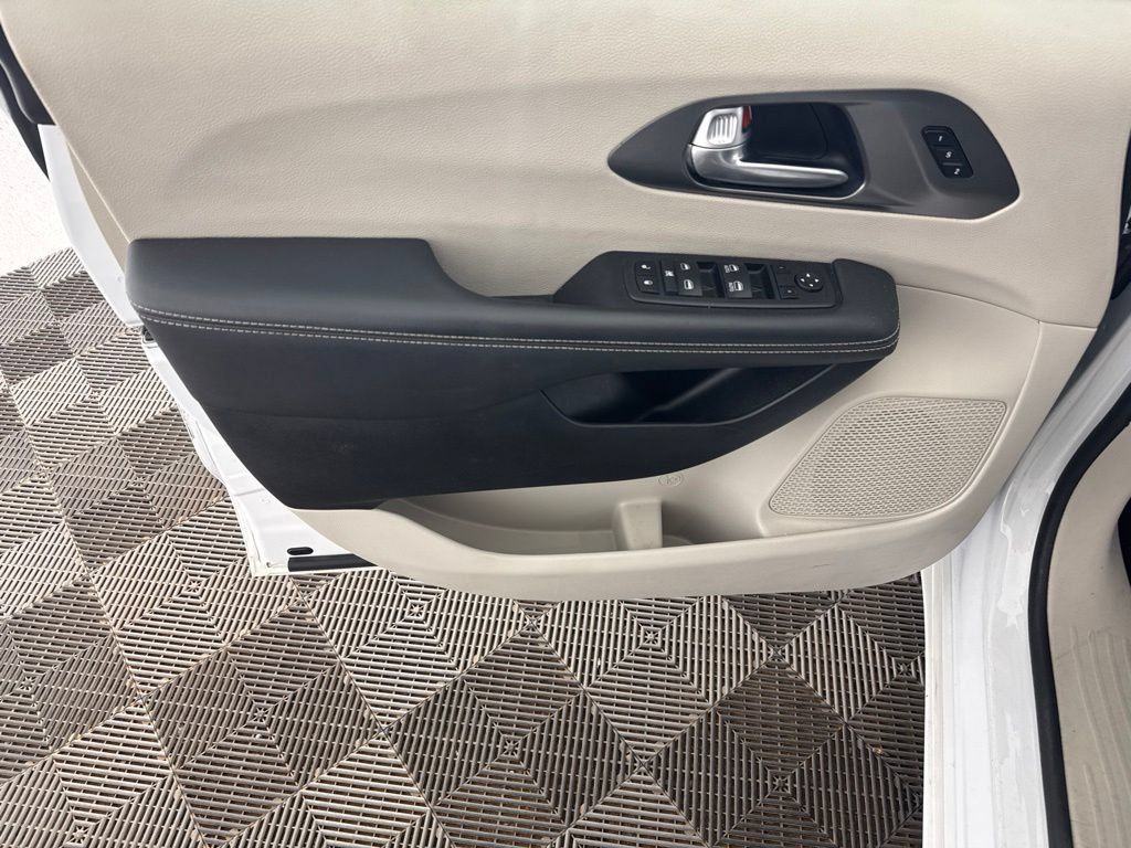 Used 2024 Chrysler Pacifica Touring-L FWD image 20