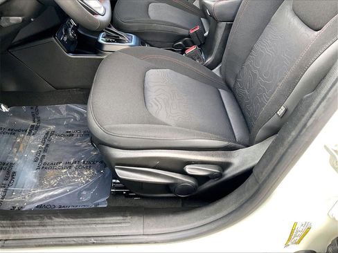 Used 2023 Jeep Renegade Trailhawk image 32