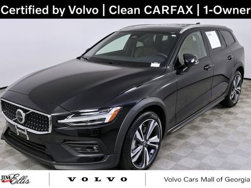 Certified 2025 Volvo V60 B5 Cross Country Plus image 1