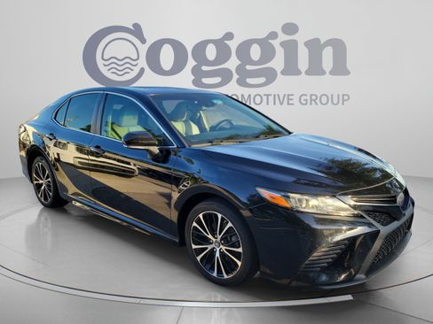 Used 2018 Toyota Camry SE w/ Convenience Package FWD image 4