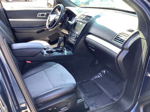 Used 2017 Ford Explorer XLT w/ Equipment Group 202A AWD/4WD image 19