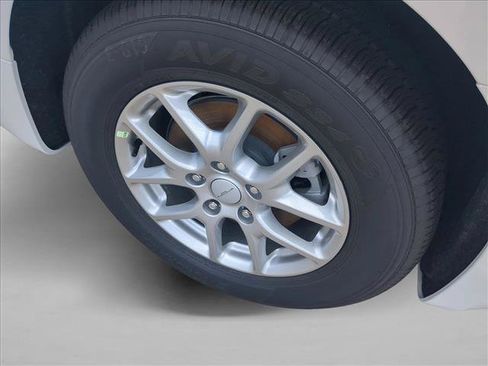 New 2027 Chrysler Pacifica Select FWD image 10