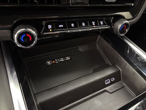 Used 2025 Chevrolet Suburban Premier image 41