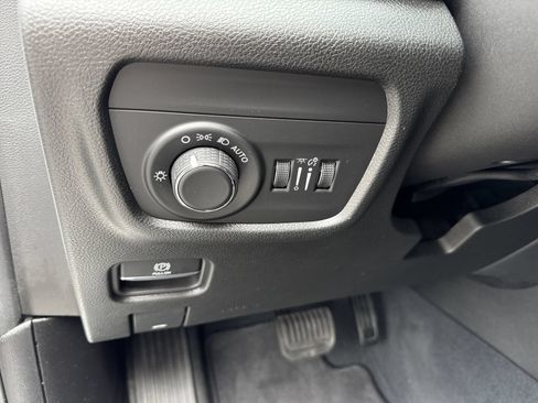 Used 2023 Jeep Grand Cherokee Altitude AWD/4WD image 17