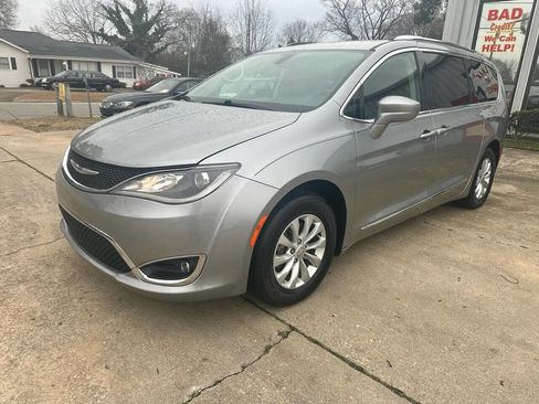 Used 2018 Chrysler Pacifica Touring-L Plus image 2