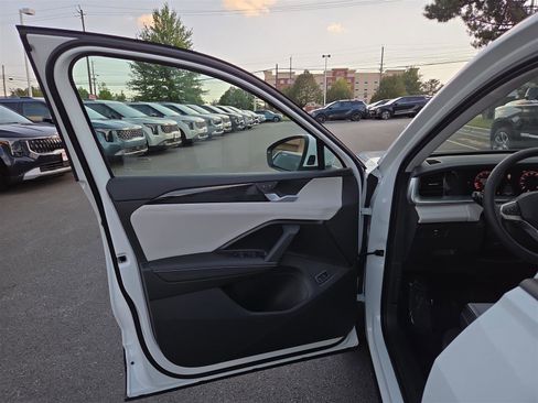 New 2025 Volkswagen Tiguan SE image 11