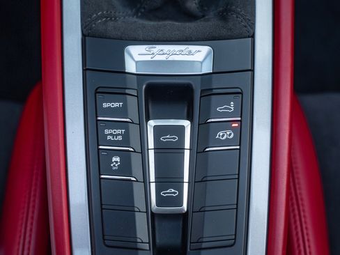 Used 2016 Porsche Boxster Spyder image 32