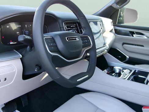 Used 2025 Jeep Wagoneer 4WD image 14