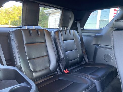 Used 2016 Ford Explorer XLT w/ Equipment Group 202A AWD/4WD image 29