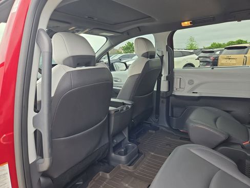 Used 2022 Toyota Sienna XSE w/ XSE Plus Package FWD image 17