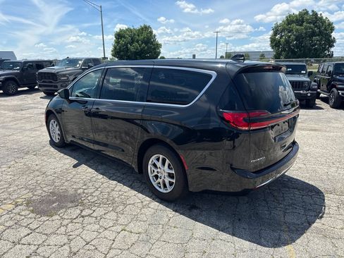 Used 2023 Chrysler Pacifica Touring-L FWD image 8