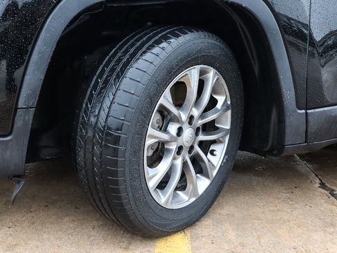 Used 2019 Jeep Cherokee Latitude Plus w/ Cold Weather Group FWD image 17