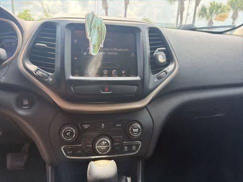 Used 2016 Jeep Cherokee Latitude w/ Comfort/Convenience Group FWD image 25