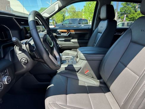 Used 2023 GMC Sierra 1500 Denali w/ Technology Package AWD/4WD image 8