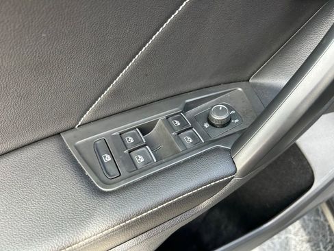 Used 2022 Volkswagen Tiguan SE FWD image 19