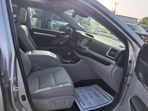 Used 2019 Toyota Highlander XLE FWD image 10