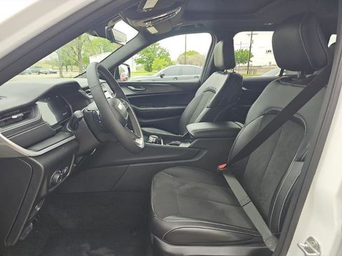 Used 2025 Jeep Grand Cherokee Altitude image 3