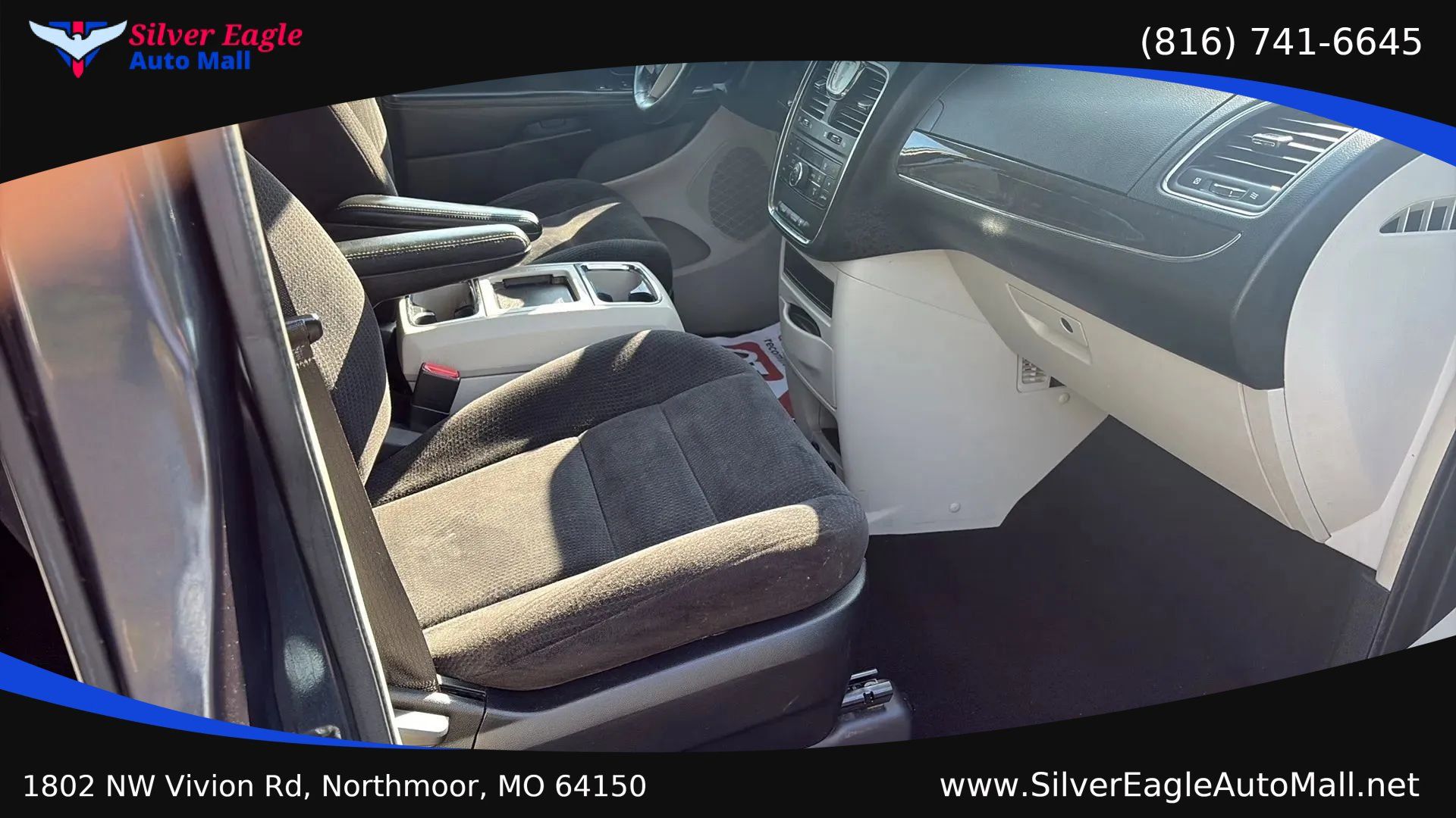 Used 2014 Chrysler Town & Country Touring FWD image 13