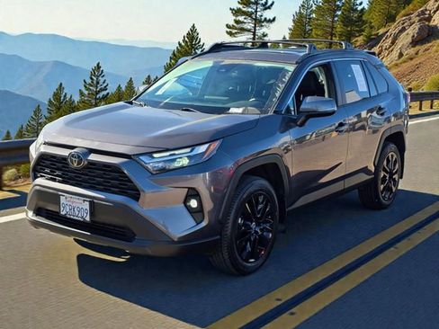 Used 2022 Toyota RAV4 XLE Premium image 4