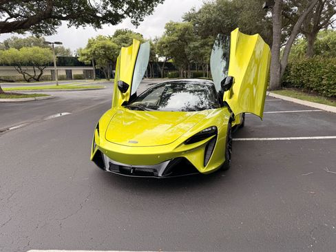 Used 2023 McLaren Artura image 13