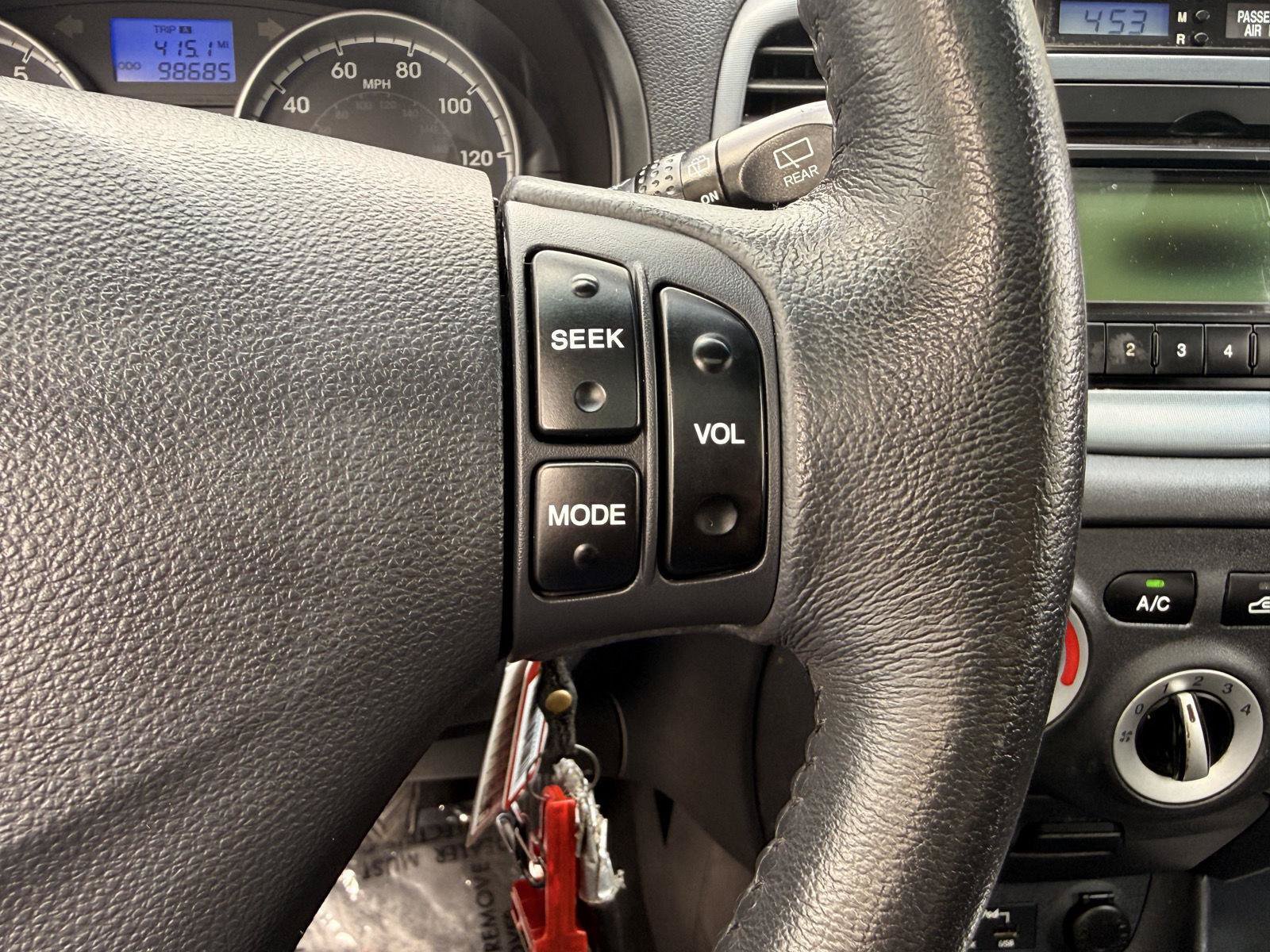 Used 2010 Hyundai Accent SE FWD image 23