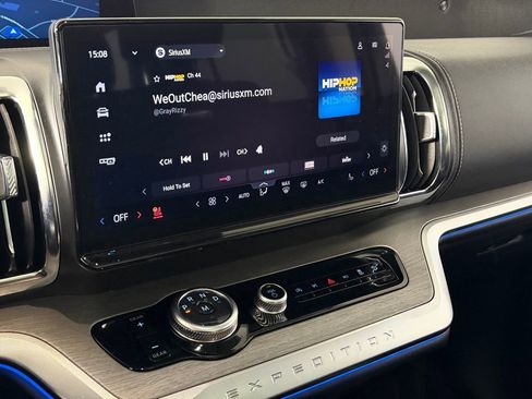 Used 2025 Ford Expedition Platinum image 18