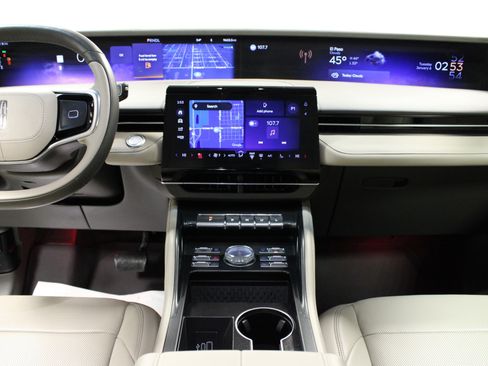 Used 2024 Lincoln Nautilus Premier image 18