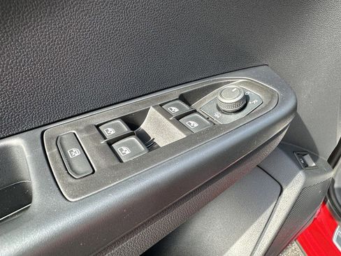 Used 2024 Volkswagen Taos SE w/ Panoramic Sunroof Package image 13