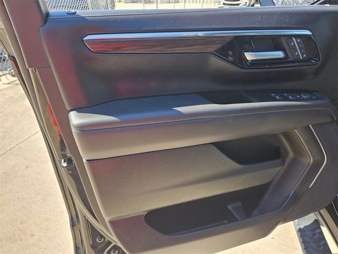 Used 2025 Chevrolet Suburban Z71 image 14