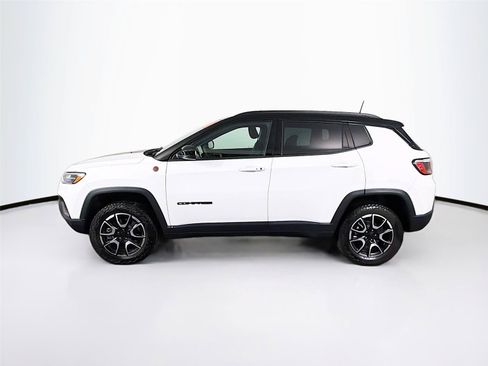 Used 2024 Jeep Compass Trailhawk w/ Trailhawk Convenience Group AWD/4WD image 4