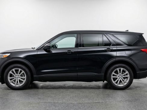 Used 2024 Ford Explorer XLT w/ Equipment Group 202A image 5