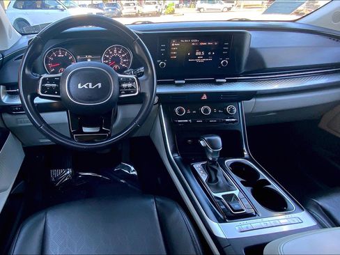 Used 2024 Kia Carnival LX image 17