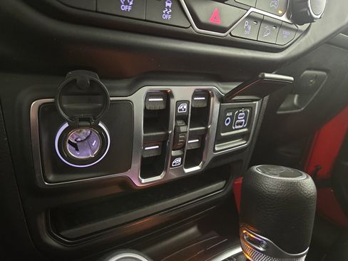 Used 2020 Jeep Wrangler Unlimited Sahara image 26