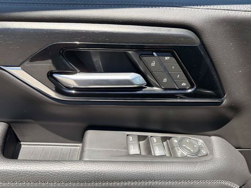 Used 2025 GMC Yukon Denali RWD image 8