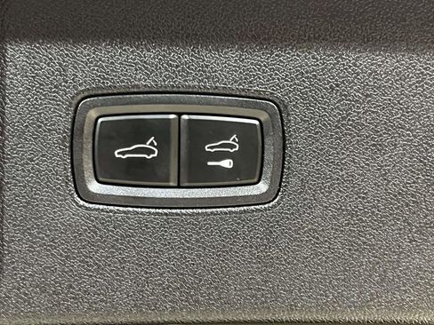 Certified 2023 Porsche Cayenne Turbo AWD/4WD image 22