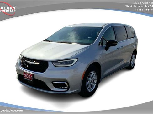 Used 2024 Chrysler Pacifica Touring-L image 1