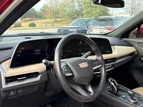 Used 2024 Cadillac XT4 Luxury w/ Cold Weather Package image 7