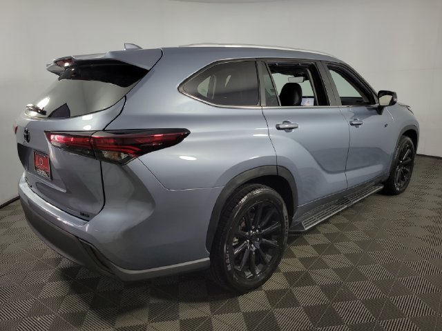 Used 2024 Toyota Highlander XLE FWD image 7