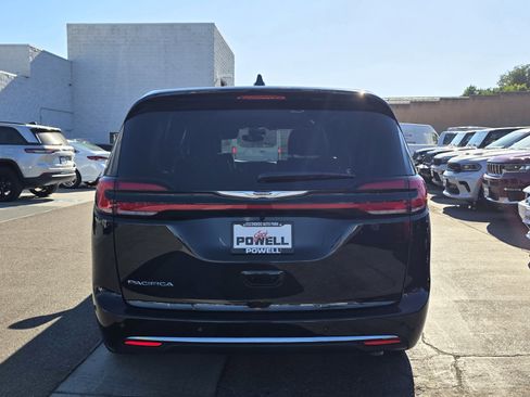 New 2026 Chrysler Pacifica Select image 4