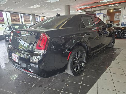 Used 2022 Chrysler 300 Touring L image 4