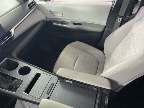 Used 2025 Toyota Sienna LE image 22