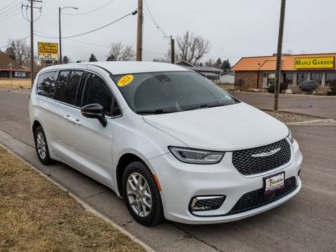 Used 2024 Chrysler Pacifica Touring-L image 3