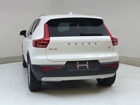 Used 2020 Volvo XC40 T4 Momentum FWD image 6