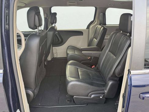 Used 2016 Chrysler Town & Country Touring image 11