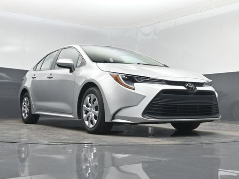 Used 2024 Toyota Corolla LE image 32