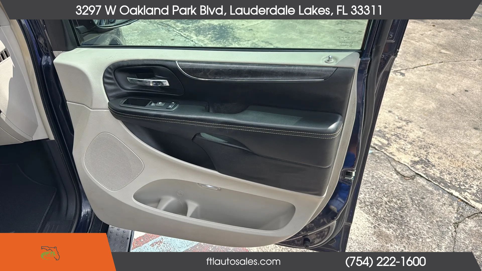 Used 2014 Chrysler Town & Country Touring-L FWD image 31