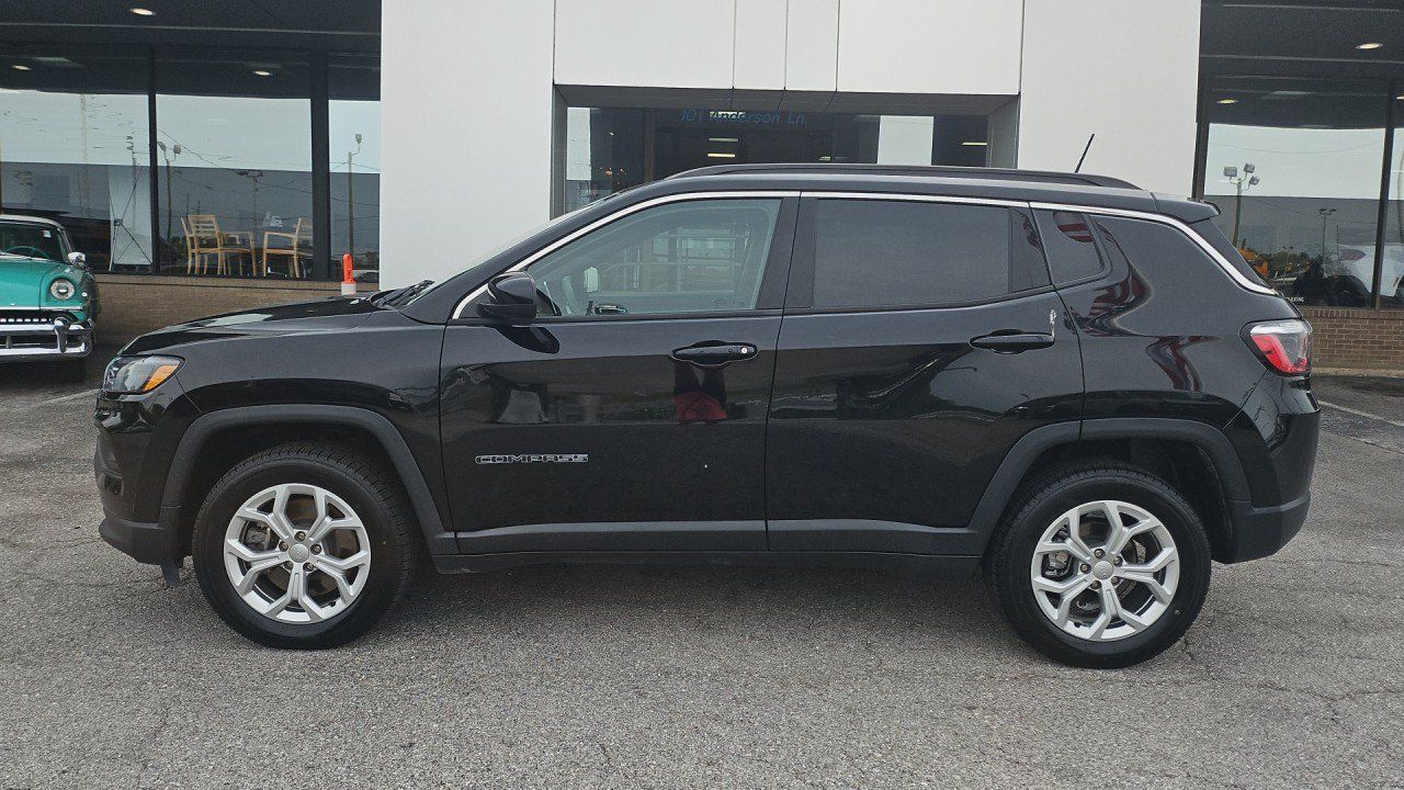 Used 2024 Jeep Compass Latitude AWD/4WD image 2