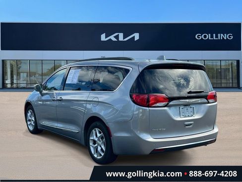Used 2017 Chrysler Pacifica Touring-L w/ Tire & Wheel Group FWD image 4
