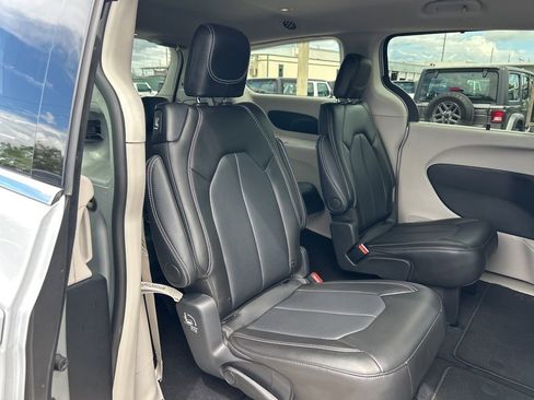 Used 2024 Chrysler Pacifica Touring-L image 25
